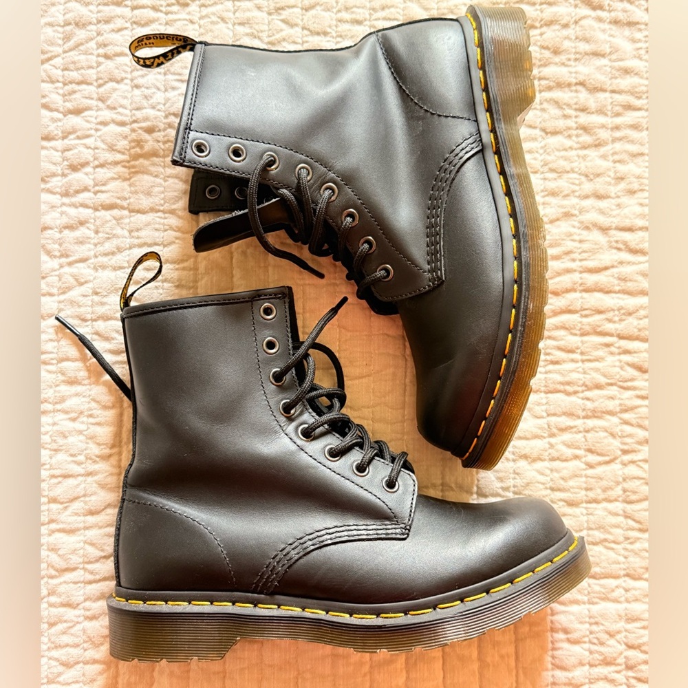 Doc Martens 1460W - 8 hole / Lace up Original, classic Dr. Martens 
Women's 8